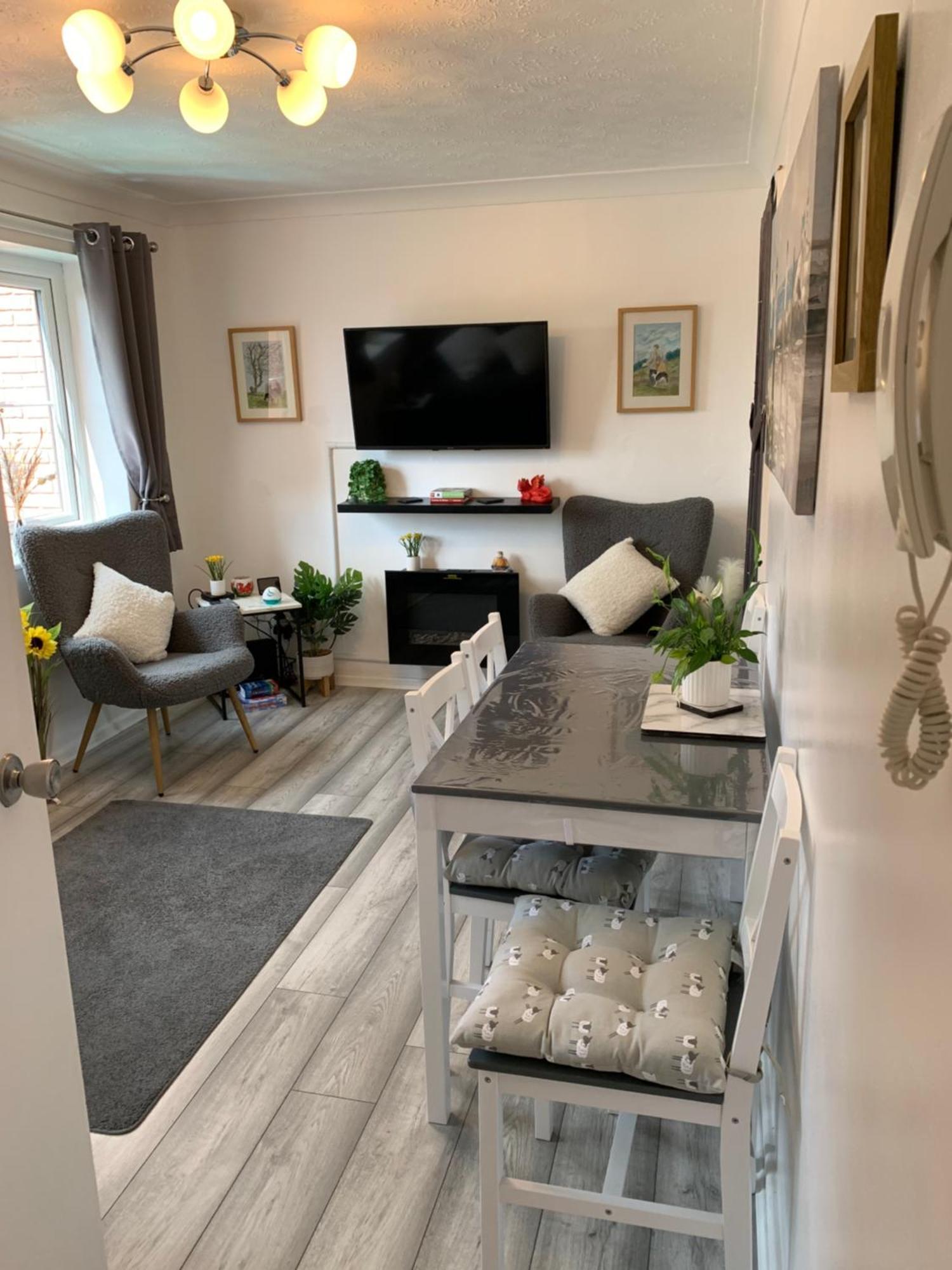 Town Centre Apartment Молд Екстер'єр фото
